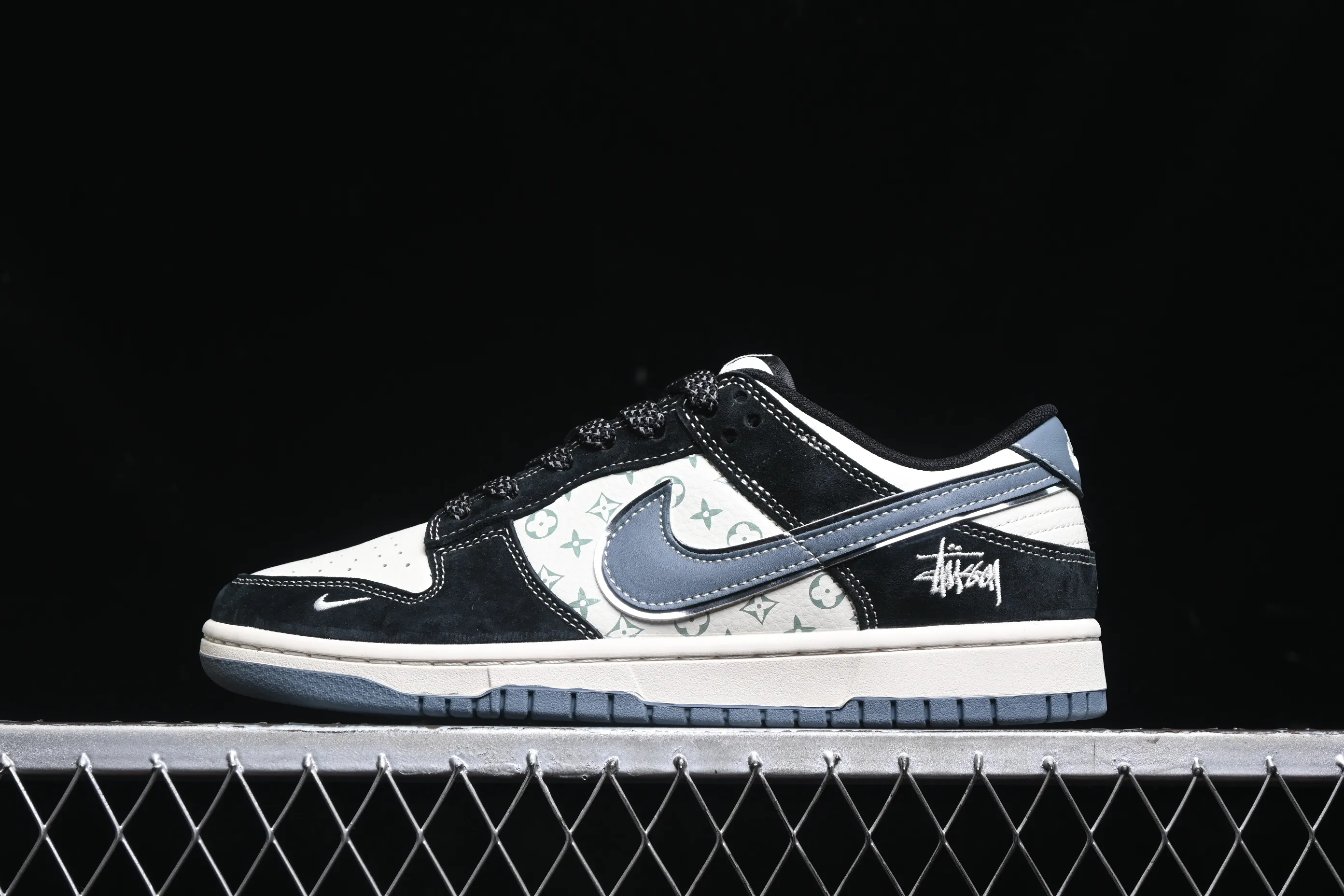 All categories Nk SB Dunk Series Nk SB Dunk Low High-end customized low-top sneakers Nk SB Dunk Low Stusi joint-black and white print Anniversary high-end customized low-top casual sneakers XX3168-212